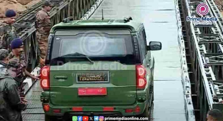 വയനാട്ടിലെ ദുരന്തഭൂമിയില് രക്ഷാപ്രവര്ത്തനം ഊര്ജിതമാക്കാനായി സൈന്യം നിർമ്മിച്ച ബെയ്ലി പാലം തുറന്നുകൊടുത്തു. വാഹനങ്ങള് കടത്തിവിട്ടു തുടങ്ങി.