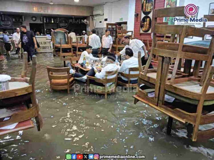 ഡൽഹിയിലെ വെള്ളം കയറിയ പ്രസ് ക്ലബ്ബിൽ ഇരുന്നു മദ്യപിക്കുന്ന മാധ്യമപ്രവർത്തകരുടെ ചിത്രങ്ങൾ ചർച്ചയാകുന്നു: