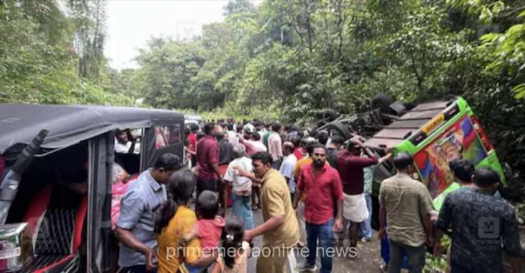 വിനോദ സഞ്ചാരികൾ സഞ്ചരിച്ച ബസ് മാങ്കുളത്തെ കൊടുംവളവിൽ മറിഞ്ഞു; നിരവധി പേർ‌ക്ക് പരുക്ക്