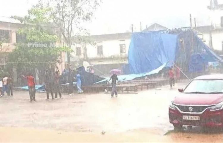 ശക്തമായ കാറ്റിലും മഴയിലും കൊല്ലത്ത് സ്കൂളിലെ കലോത്സവേദി തകർന്നുവീണു; 7ഓളം വിദ്യാർത്ഥികൾക്കും 2 അധ്യാപകർക്കും പരിക്ക്.