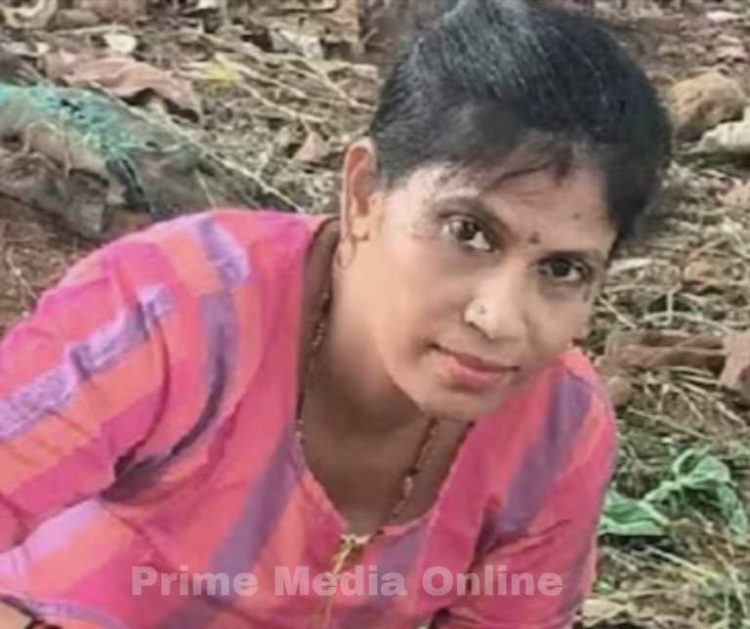 അമ്മയെ മകളുടെ കാമുകനും 4 ആൺ സുഹൃത്തുക്കളും ചേർന്ന് കഴുത്തുഞെരിച്ച് കൊലപ്പെടുത്തി കെട്ടിത്തൂക്കി‌. പെൺകുട്ടിയെയും സുഹൃത്തുക്കളെയും പോലീസ് കസ്റ്റഡിയിലെടുത്തു.