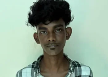 കലോത്സവത്തിന് എത്തിയ പെൺ‌കുട്ടികളെ ശല്യപ്പെടുത്തിയ  കേസിലെ പ്രതി കൈവിലങ്ങ് കൊണ്ട് പോലീസുകാരന്റെ തലയ്ക്കടിച്ചു.