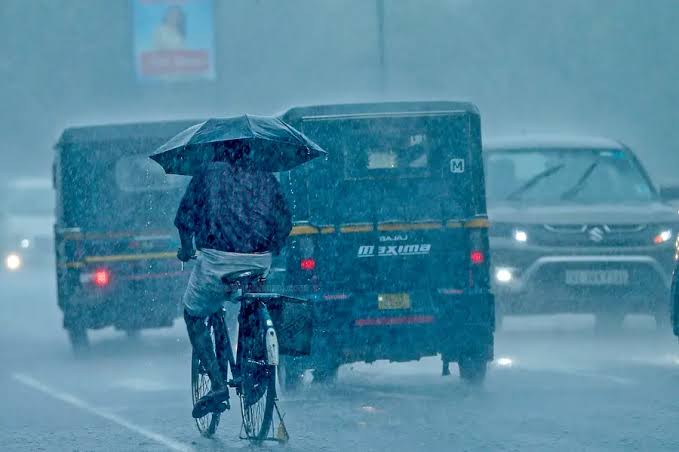 സംസ്ഥാനത്ത് മഴ തുടരും; ഇന്ന് മൂന്ന് ജില്ലകളില് യെല്ലോ അലേര്ട്ട്
