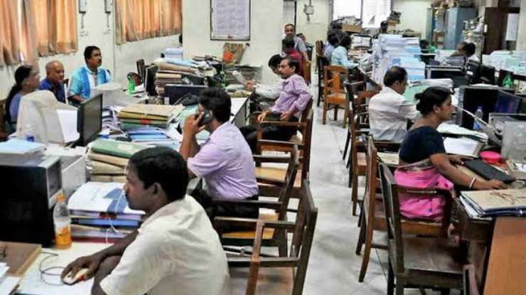 സര്ക്കാര് ഓഫീസുകളുടെ പ്രവൃത്തി ദിവസം അഞ്ച് ആയി കുറയുന്നു; വെള്ളിയാഴ്ച സർവീസ് സംഘടനകളുടെ നിര്ണായക യോഗം.