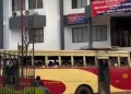 കെഎസ്ആർടിസി ബസ് നേരെ എസ്പി ഓഫിസിലേക്ക് ഓടിച്ചു കയറ്റി ഡ്രൈവർ; യാത്രക്കാർ തമ്മിൽ വൻ തർക്കം, ഉന്തും തള്ളും.
