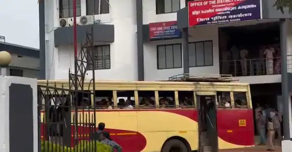 കെഎസ്ആർടിസി ബസ് നേരെ എസ്പി ഓഫിസിലേക്ക് ഓടിച്ചു കയറ്റി ഡ്രൈവർ; യാത്രക്കാർ തമ്മിൽ വൻ തർക്കം, ഉന്തും തള്ളും.